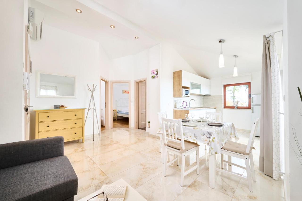 Elia Apartments Савудрия Екстериор снимка